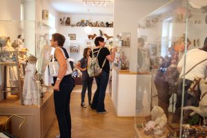 Puppenmuseeum-besucher