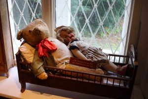 Schlafende Puppe und Teddy Puppenmuseum