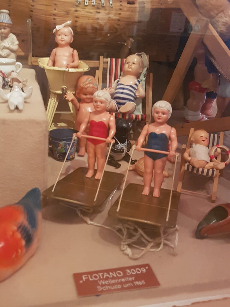 viele kleinere Puppen im Strandoutfit, in Badeanzügen