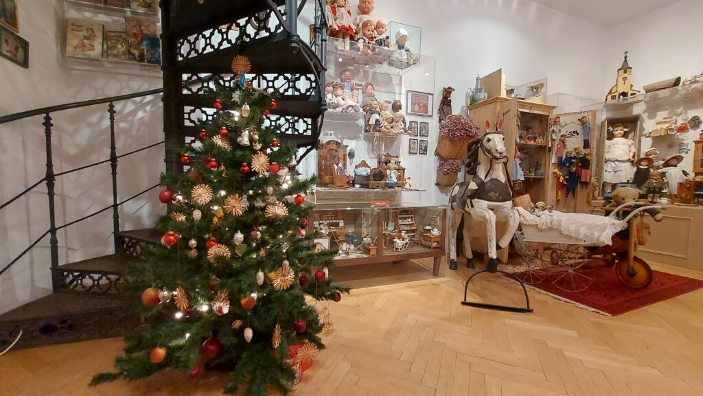 Puppenmuseum mit Christbaum