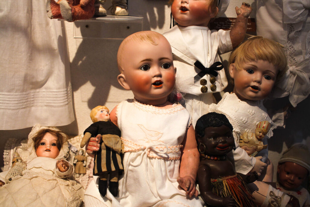 Viele kleine Puppenkinder